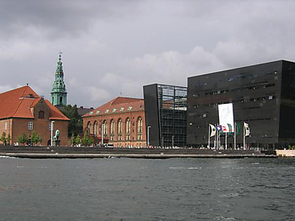 Le Théâtre avec sa façade moderne noire