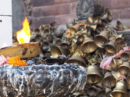 Bougies et cloches dans les monastères, Népal