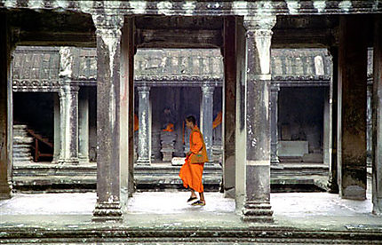 Moine dans le sanctuaire du temple d'Angkor Wat