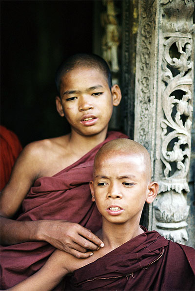 les 2 petits moines au temple de Shwe Inbin les 2 petits moines au temple de Shwe Inbin