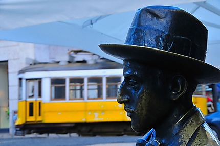 Fernando Pessoa regardant passer un tram