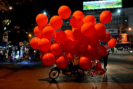 Ballons vendus pour le nouvel an chinois : Nuit : Dalat (Đà Lạt