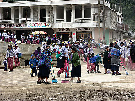 Fête sur la place du village