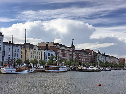 Goélettes dans le Port d'Helsinki