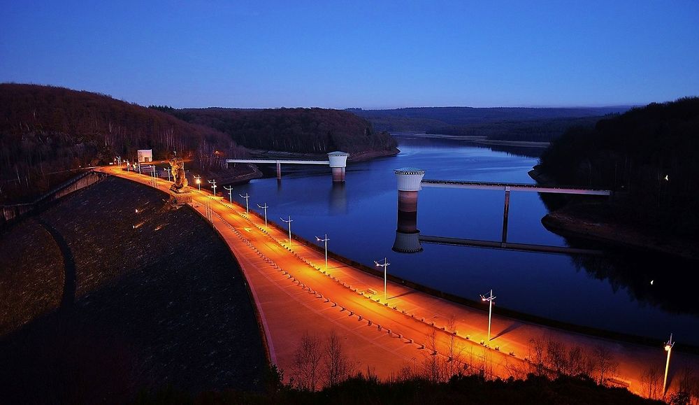 Route de nuit, lac de la Gileppe, Belgique