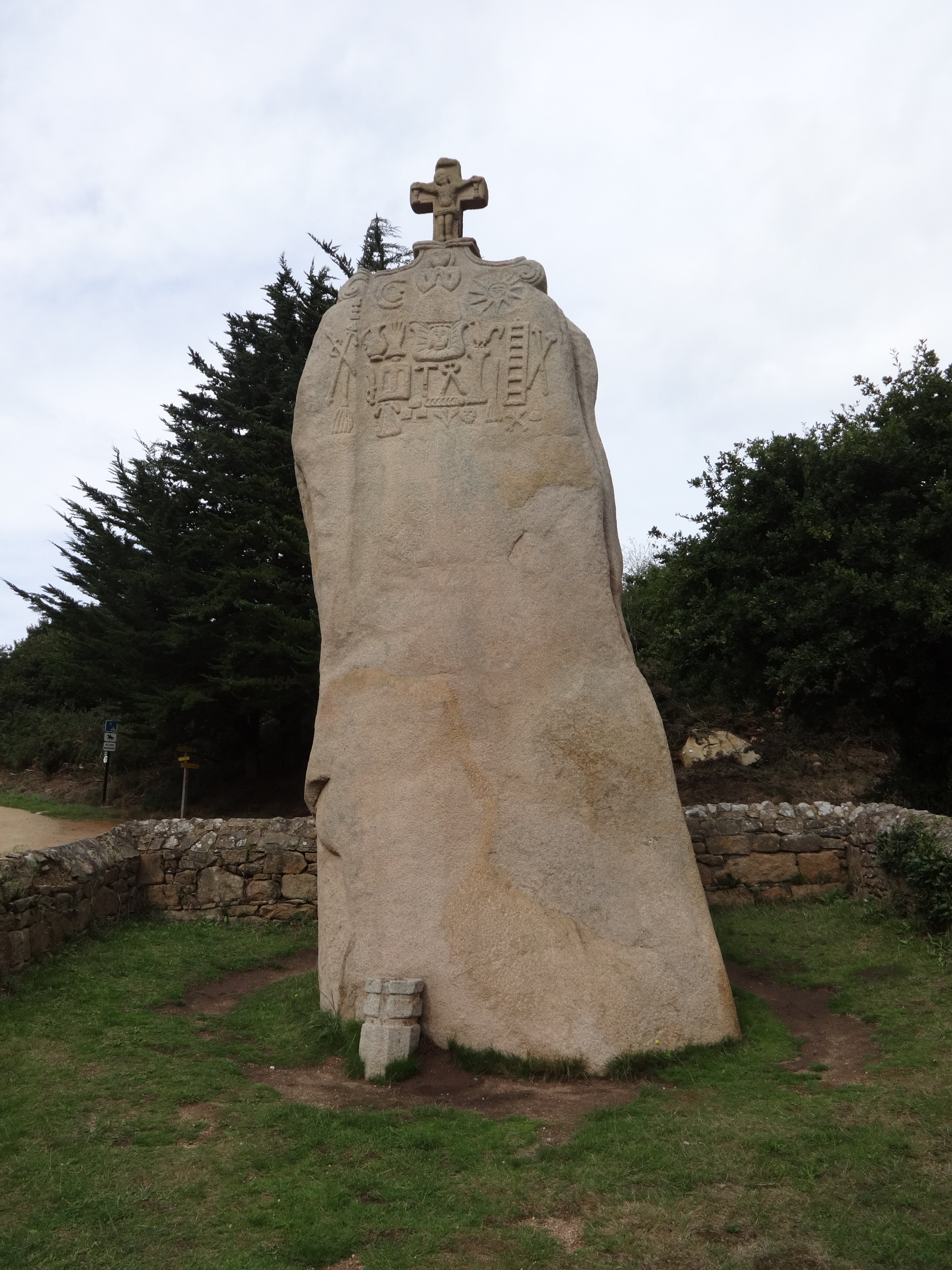 Menhir de Saint-Uzec Menhir de Saint-Uzec
