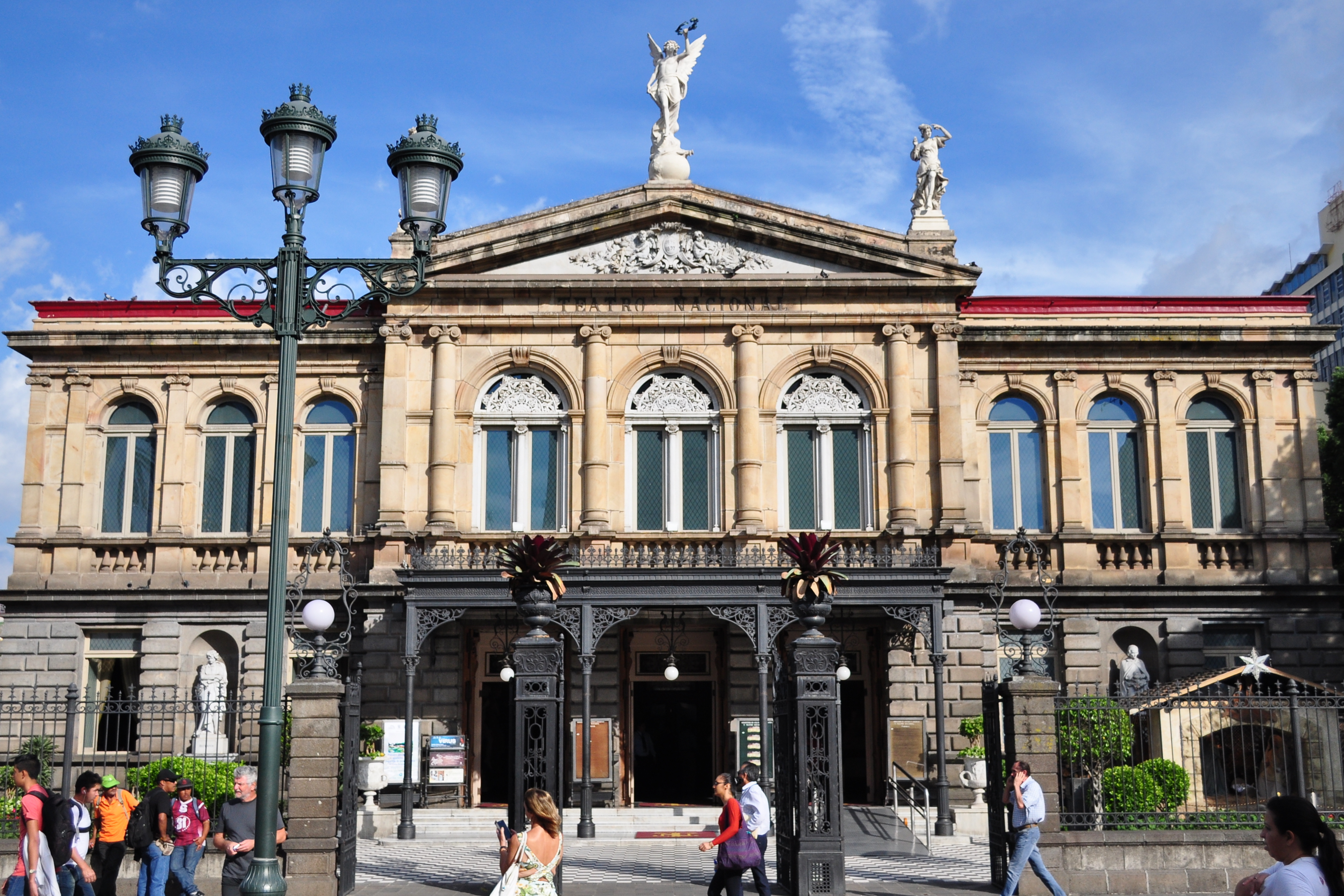 L'entrée du théâtre L'entrée du théâtre