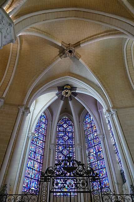 Vitraux et nef de la cathédrale
