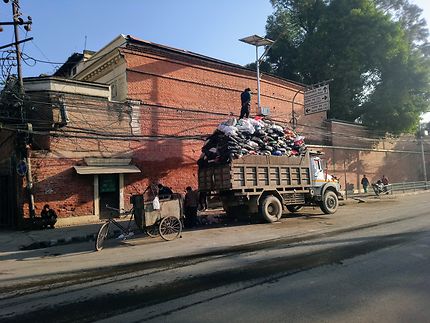 Ramassage des poubelles le matin, Népal