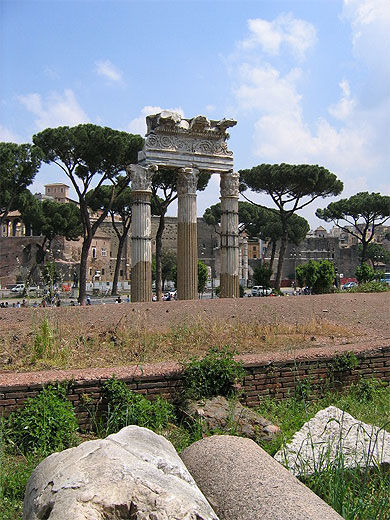 Les trois colonnes du Forum de César