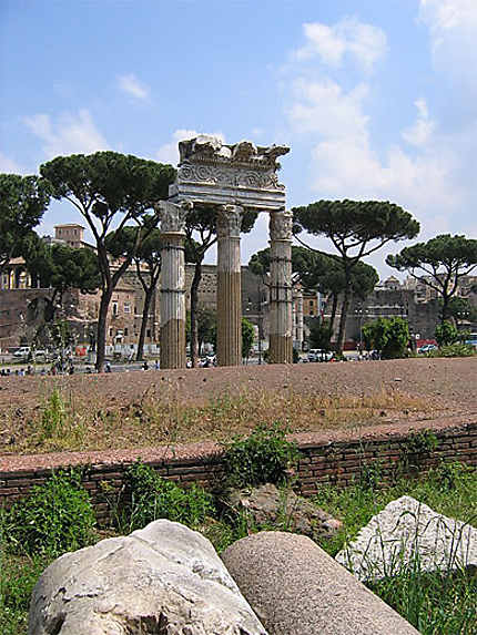 Les trois colonnes du Forum de César