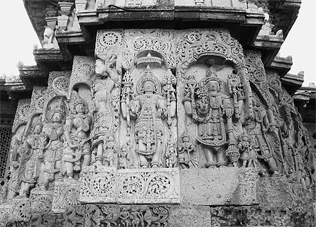 Dentelle de pierre du temple d'Hoysaleshavara à Halebid Dentelle de pierre du temple d'Hoysaleshavara à Halebid
