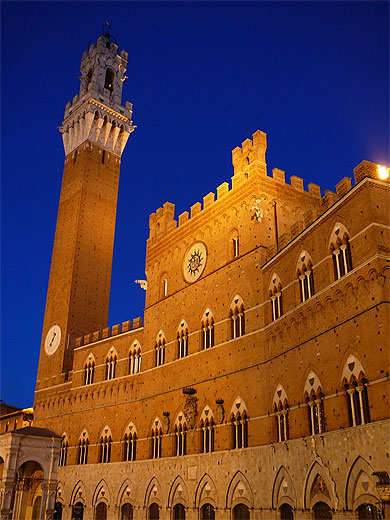 Piazza del Campo à la tombée de la nuit Piazza del Campo à la tombée de la nuit