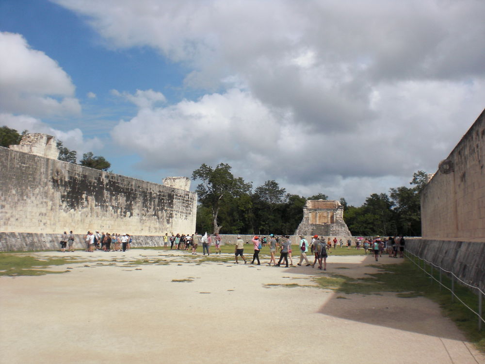 la place du jeu de paume de Chitchen Itza :) ....selon les rites Mayas !!! j vous en dis pas + !!! - keke29